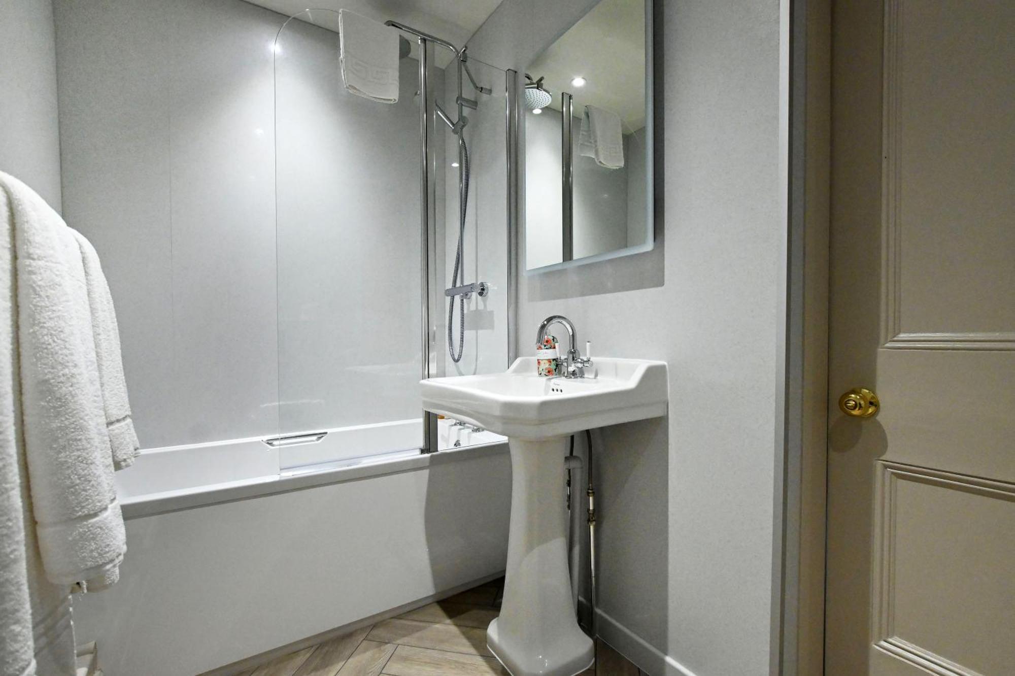 Stanton Manor Hotel Чипенъм Екстериор снимка
