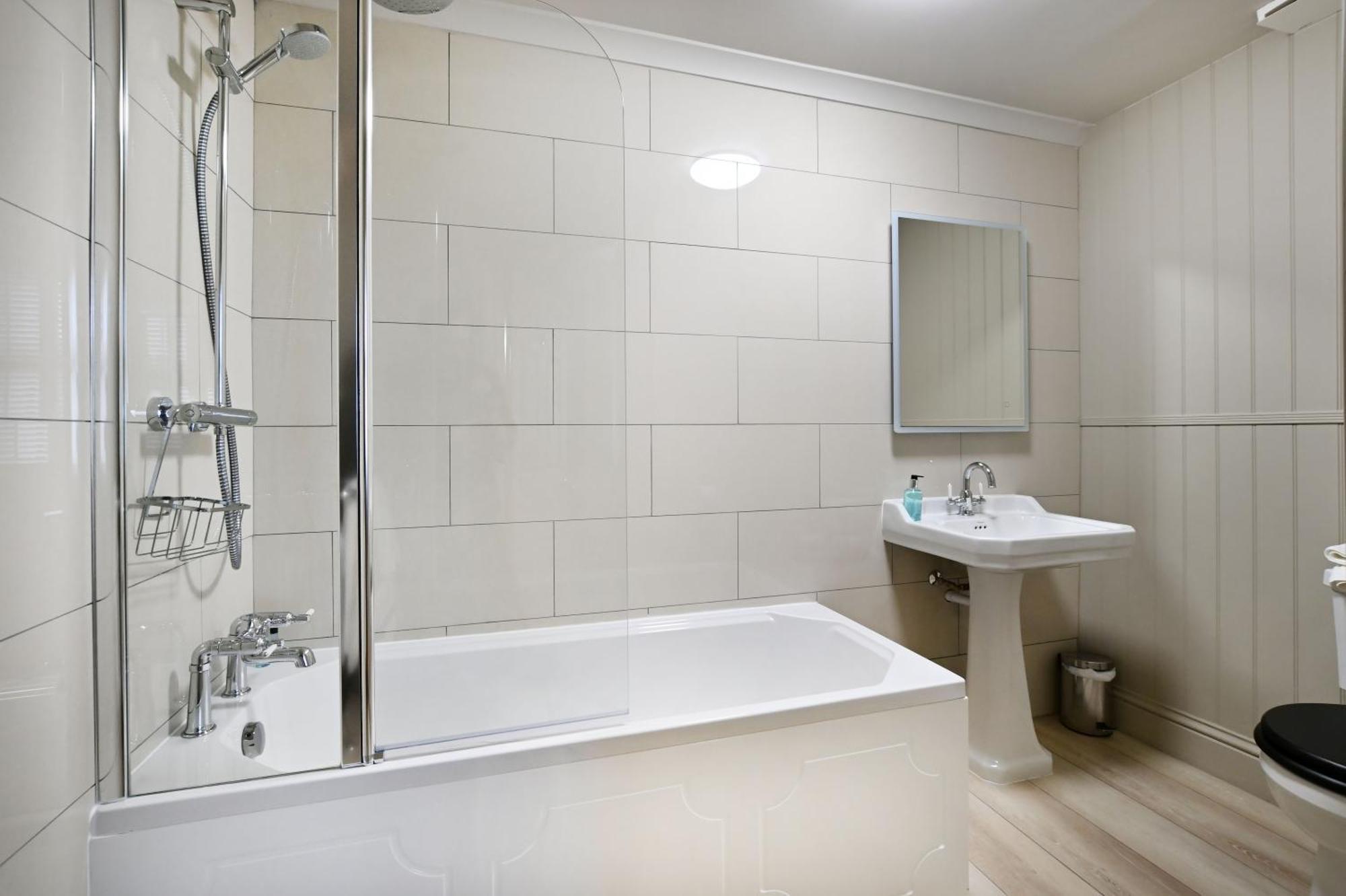 Stanton Manor Hotel Чипенъм Екстериор снимка