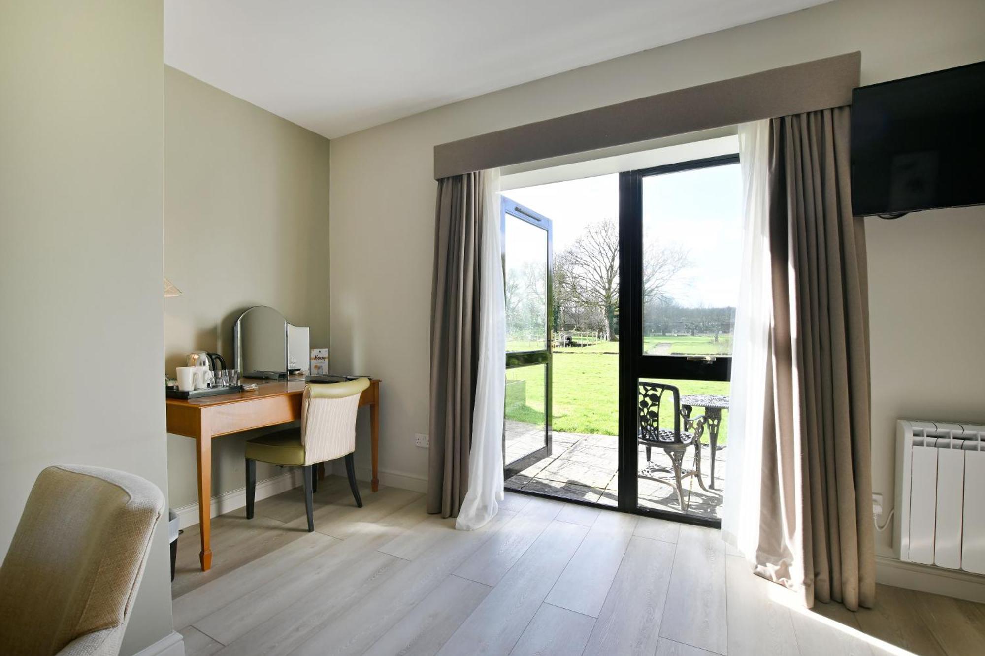 Stanton Manor Hotel Чипенъм Екстериор снимка